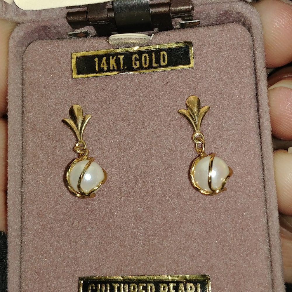 14k gold Cultured Pearl earrings